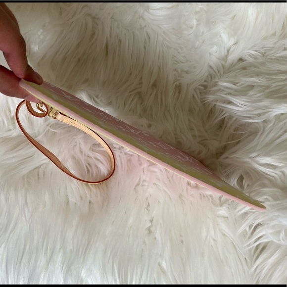 β¨πLouis Vuittonπβ¨ Neverfull Pouch By the Pool Light Pink & Yellow - Picture 6 of 12